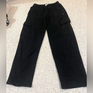black aritzia cozy fleece cargo sweatpants size medium.